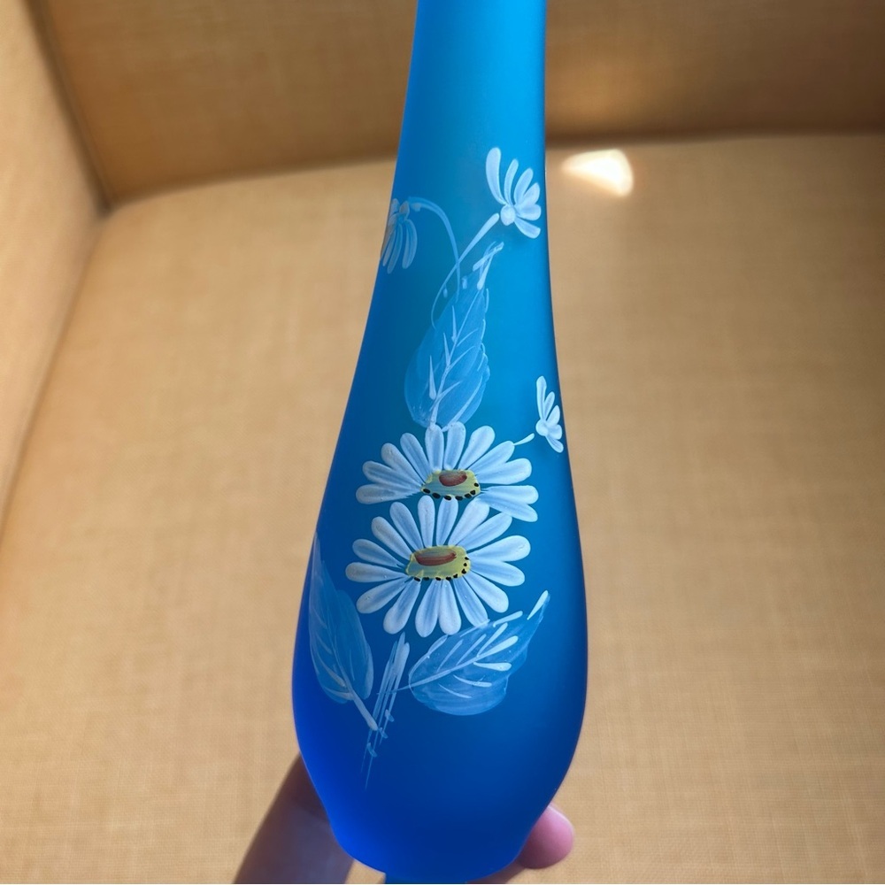 Vintage Westmoreland Glass Bud Vase Swung Misty Satin blue daisy hand painted - Picture 4 of 9